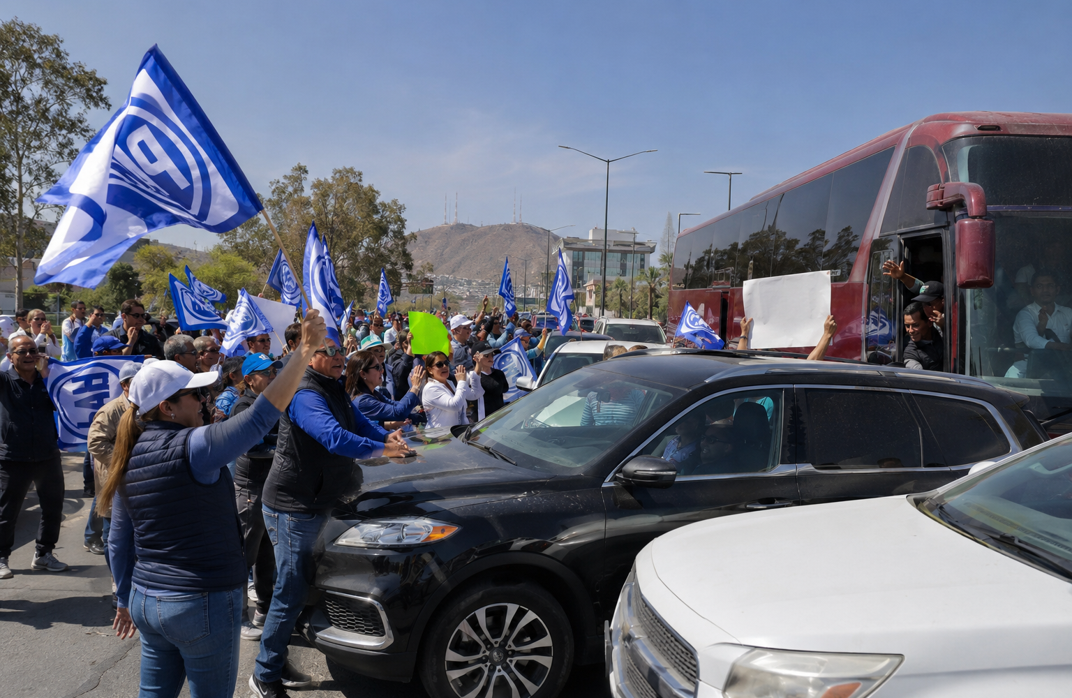 La dirigencia de Morena llega a Chihuahua entre bloqueos, abucheos y manifestantes en apoyo a Maru Campos
