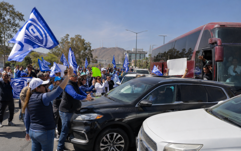 La dirigencia de Morena llega a Chihuahua entre bloqueos, abucheos y manifestantes en apoyo a Maru Campos