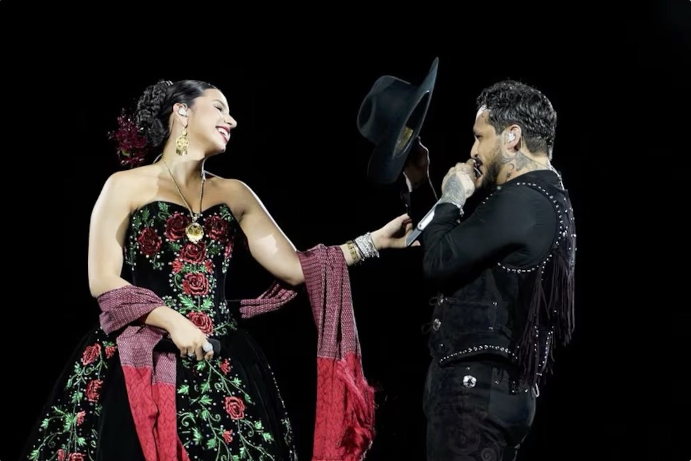 Ángela Aguilar sorprende como invitada especial en el concierto de Nodal
